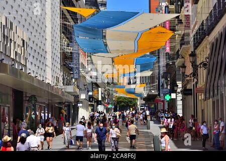 Madrid, Spanien - 2. August 2020: Menschen, die durch Madrids`s wichtigstes Geschäftsviertel wandern. Stockfoto